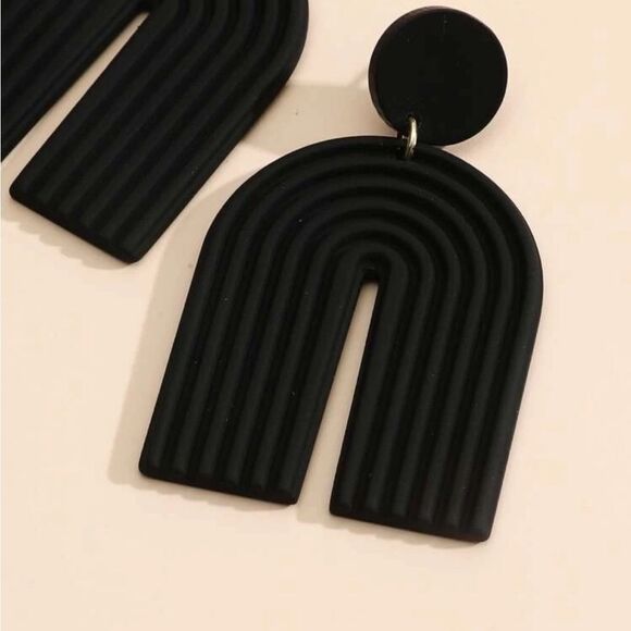 Black Geometric Earrings - Picture 3 of 6